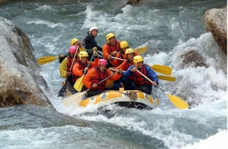  Rafting en los rápidos 